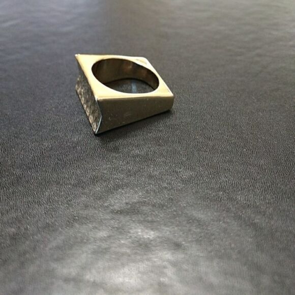 *Sale* Gold tone square rectangular ring Size 7 - Picture 2 of 6